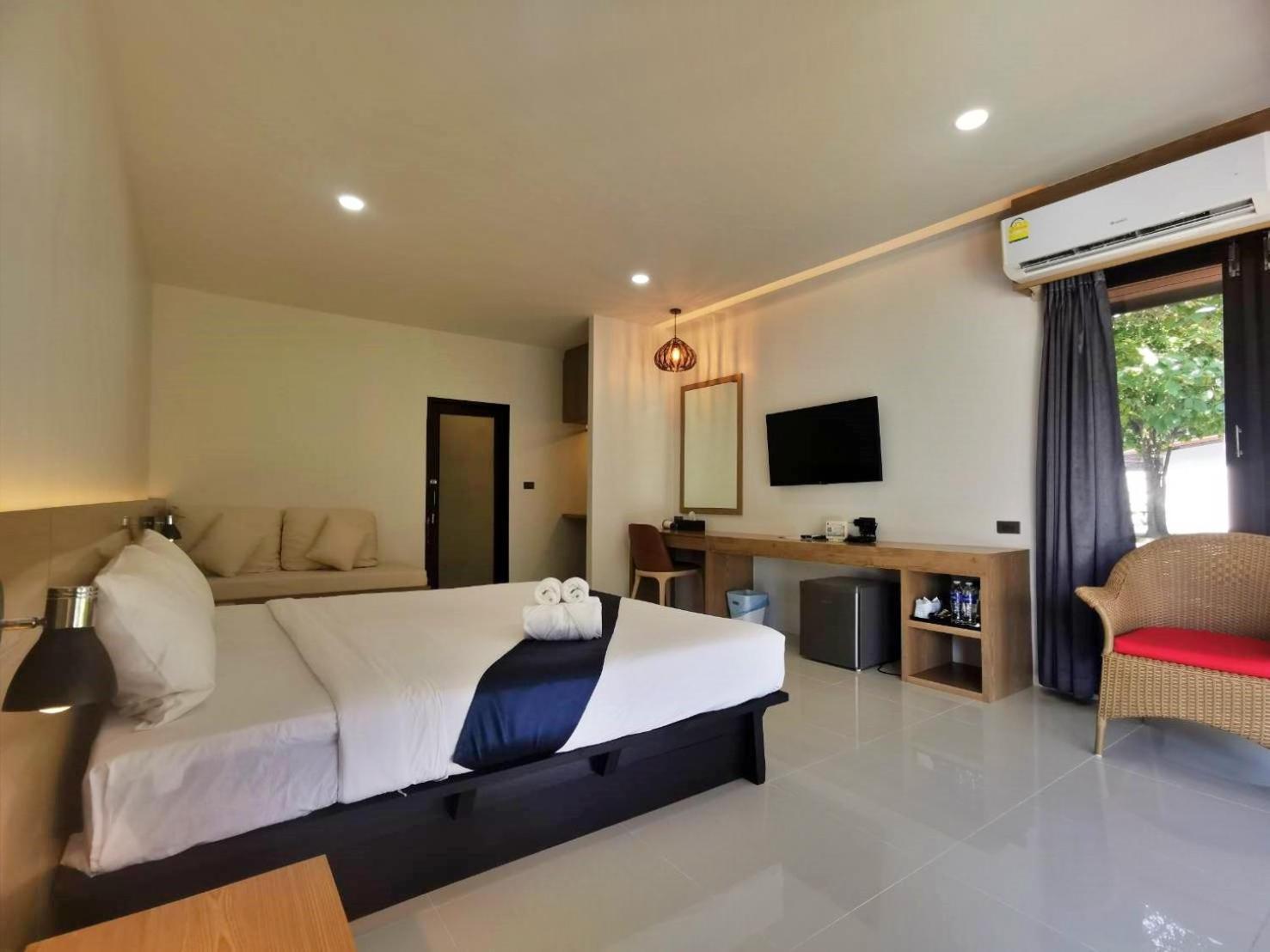 Nana Beach Hotel & Resort Pathiu Exteriör bild