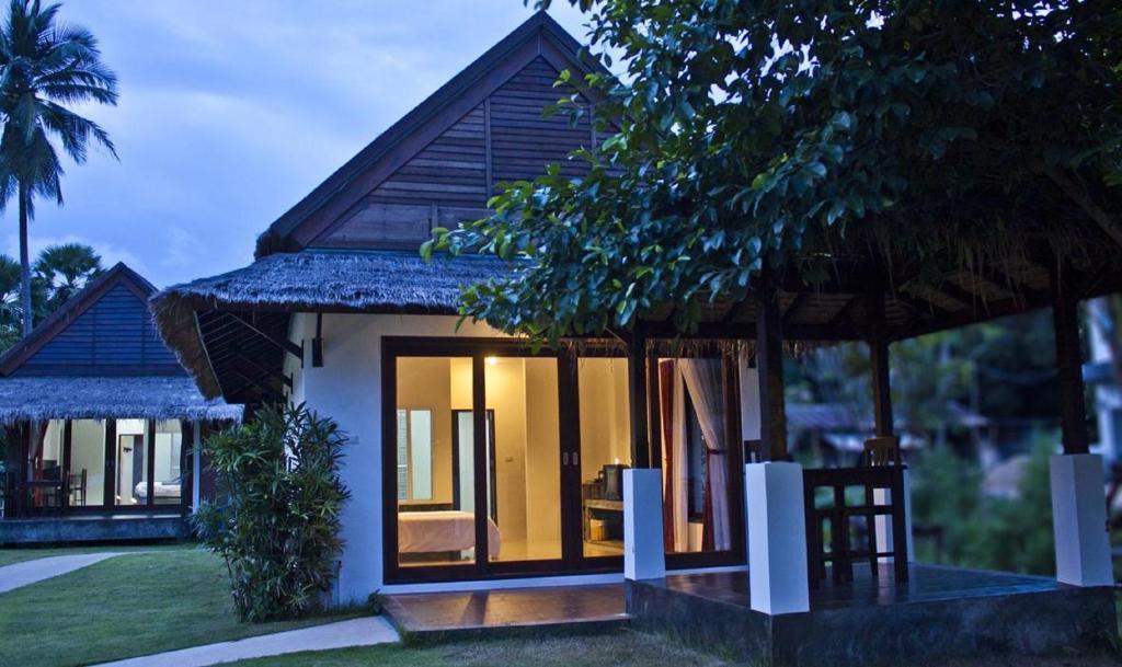 Nana Beach Hotel & Resort Pathiu Exteriör bild